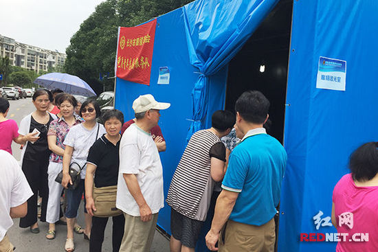 长沙市眼镜商会的免费验光服务吸引了一大群中老年消费者。